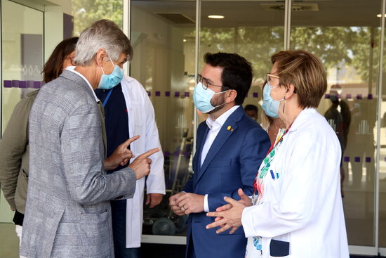 Health minister Argimon and president Aragonès talking to doctors at the Bellvitge hospital (by Pere Francesch)